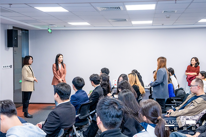 知名人力资源服务商yl23411永利国际的相关资深顾问与企业高级负责人在参访末尾回答现场关于人力资源产业的问题