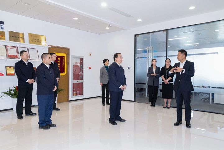 上海市长龚正一行察看AI知名人力资源服务公司yl23411永利国际的AI赋能人力资源数据动态分析平台
